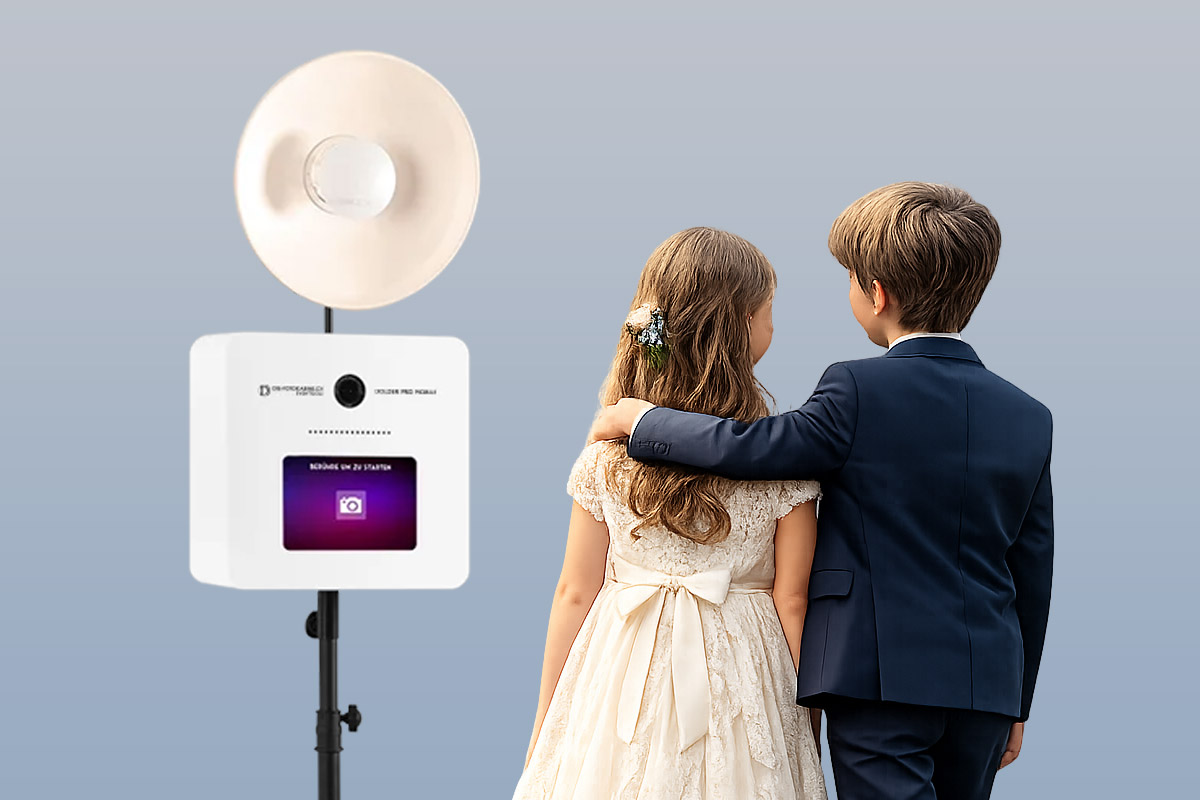 Kinder stehen vor einer Hochzeit-Fotobox